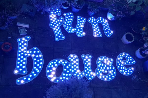 Galaxy银河国际照明的娱光灯用在英国游乐设备展示