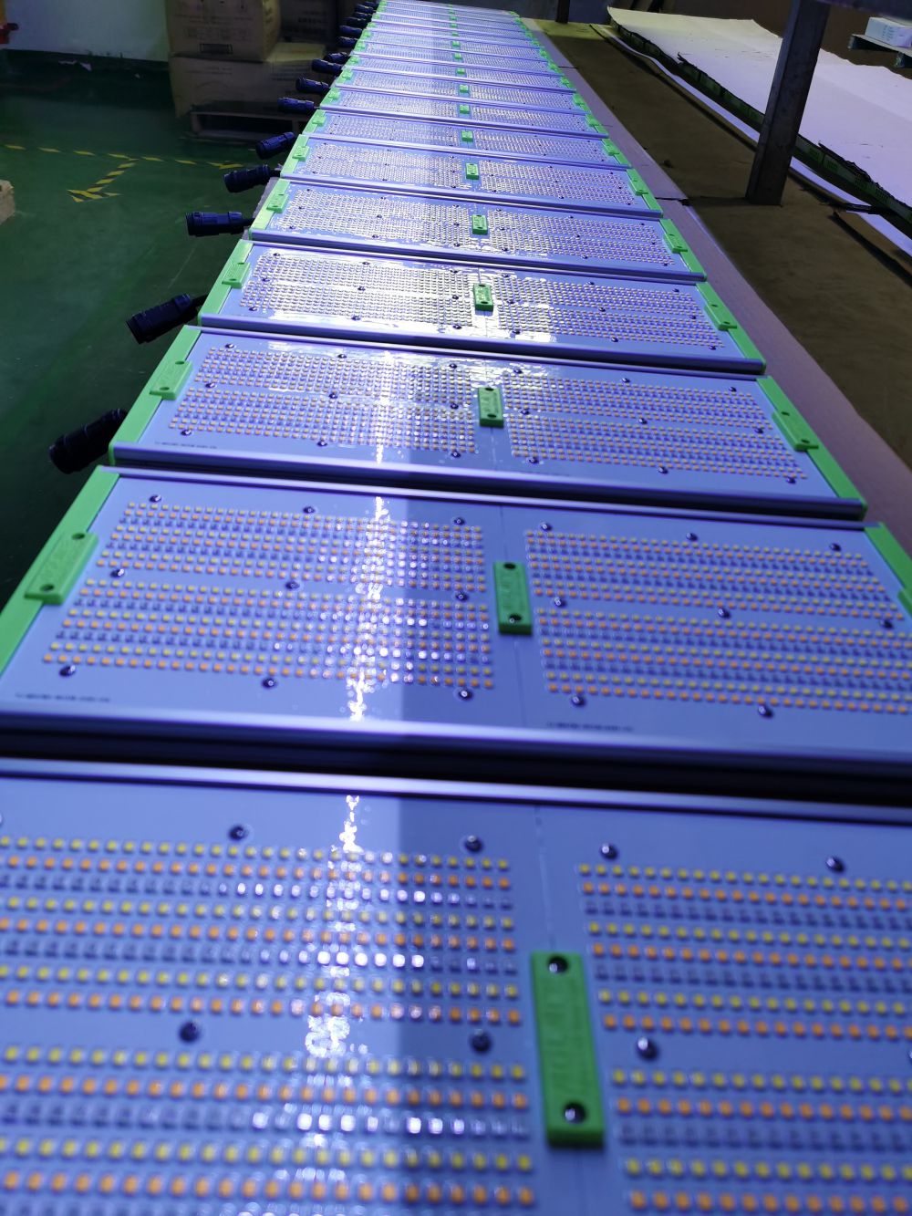 Galaxy银河国际光电的ＳＭＤＬＥＤ用于公司自产的植物成长灯